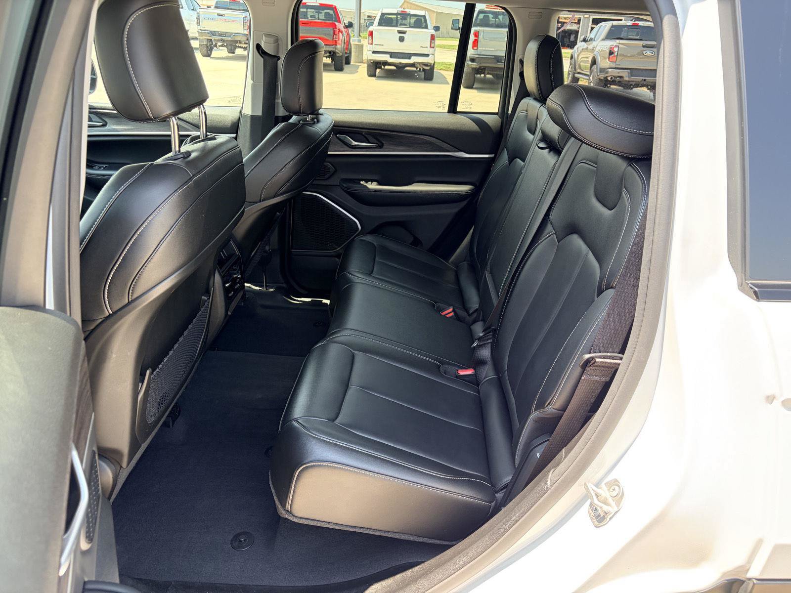 Used 2023 Jeep Grand Cherokee Limited w/ Black Appearance Package AWD/4WD image 30