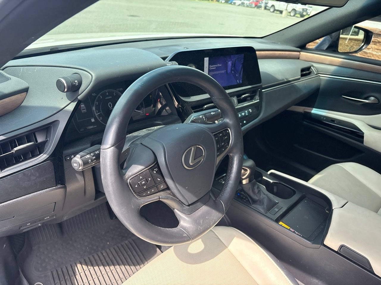Used 2025 Lexus ES 350 w/ Premium Package FWD image 4