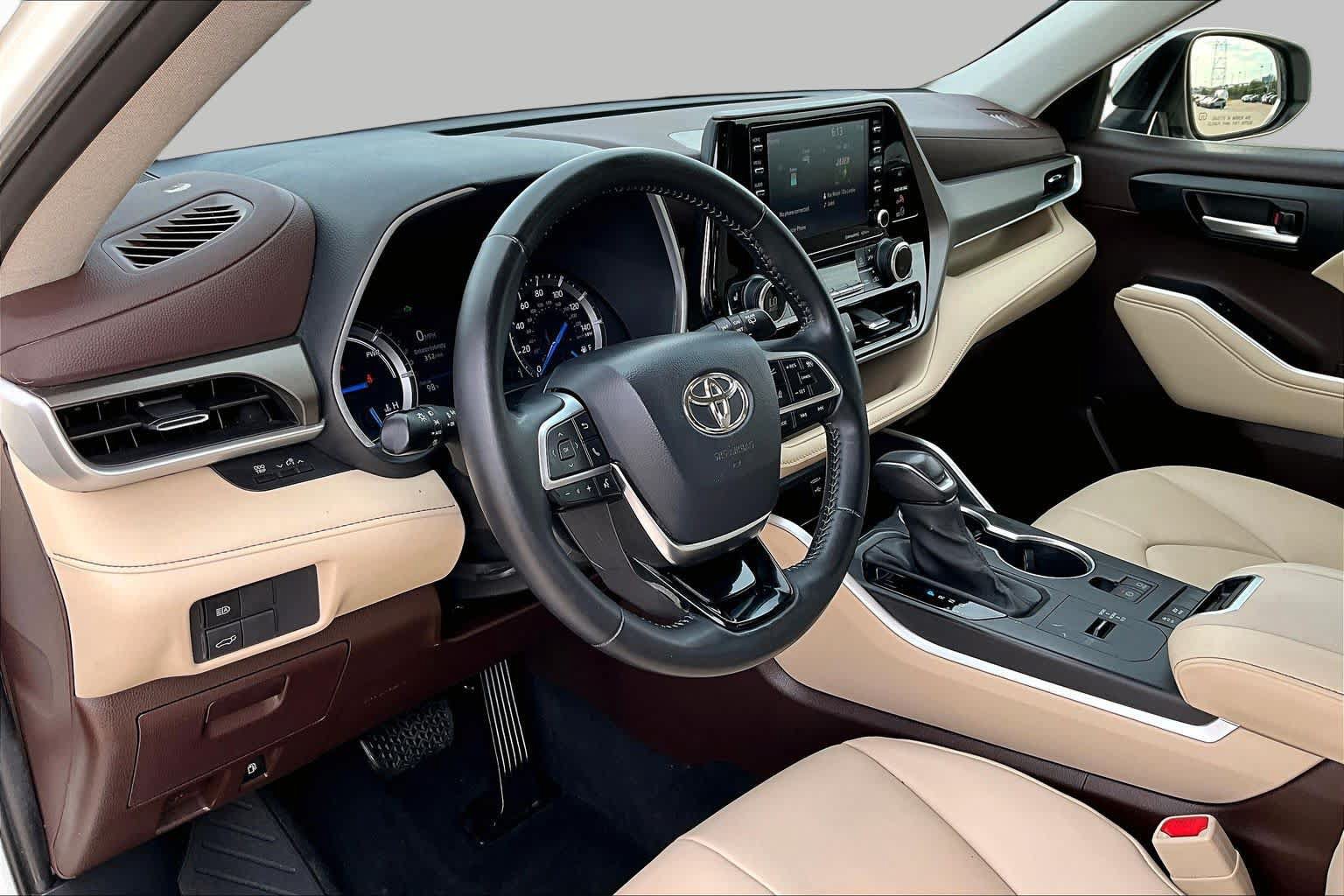 Used 2020 Toyota Highlander XLE FWD image 18