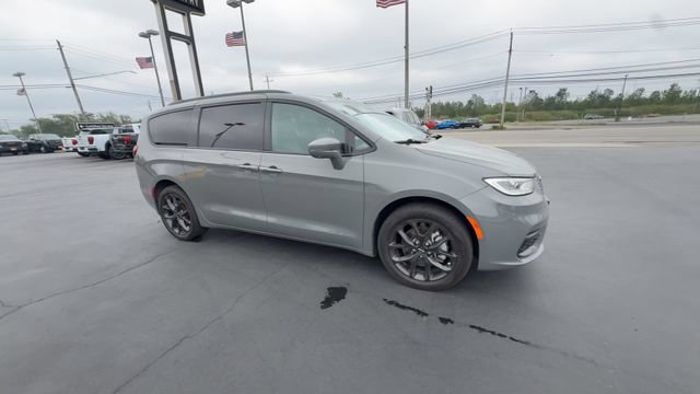 Used 2021 Chrysler Pacifica Touring-L w/ Uconnect Theater Family Group AWD/4WD image 2