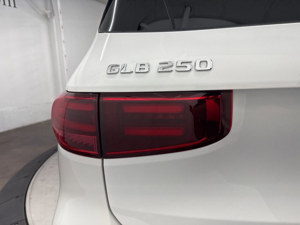 Used 2026 Mercedes-Benz GLB 250 image 11