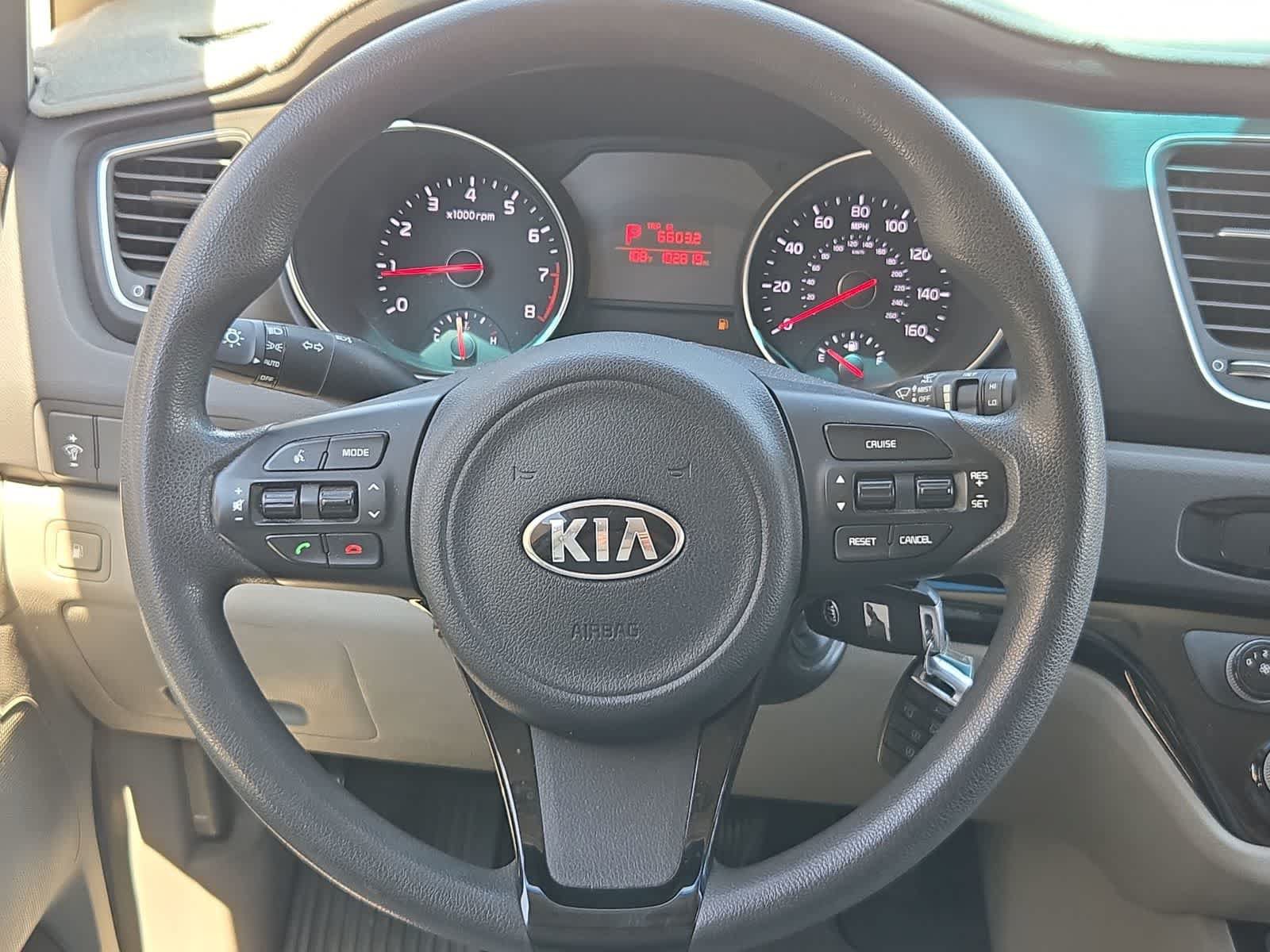 Used 2015 Kia Sedona LX w/ LX Convenience Package FWD image 23