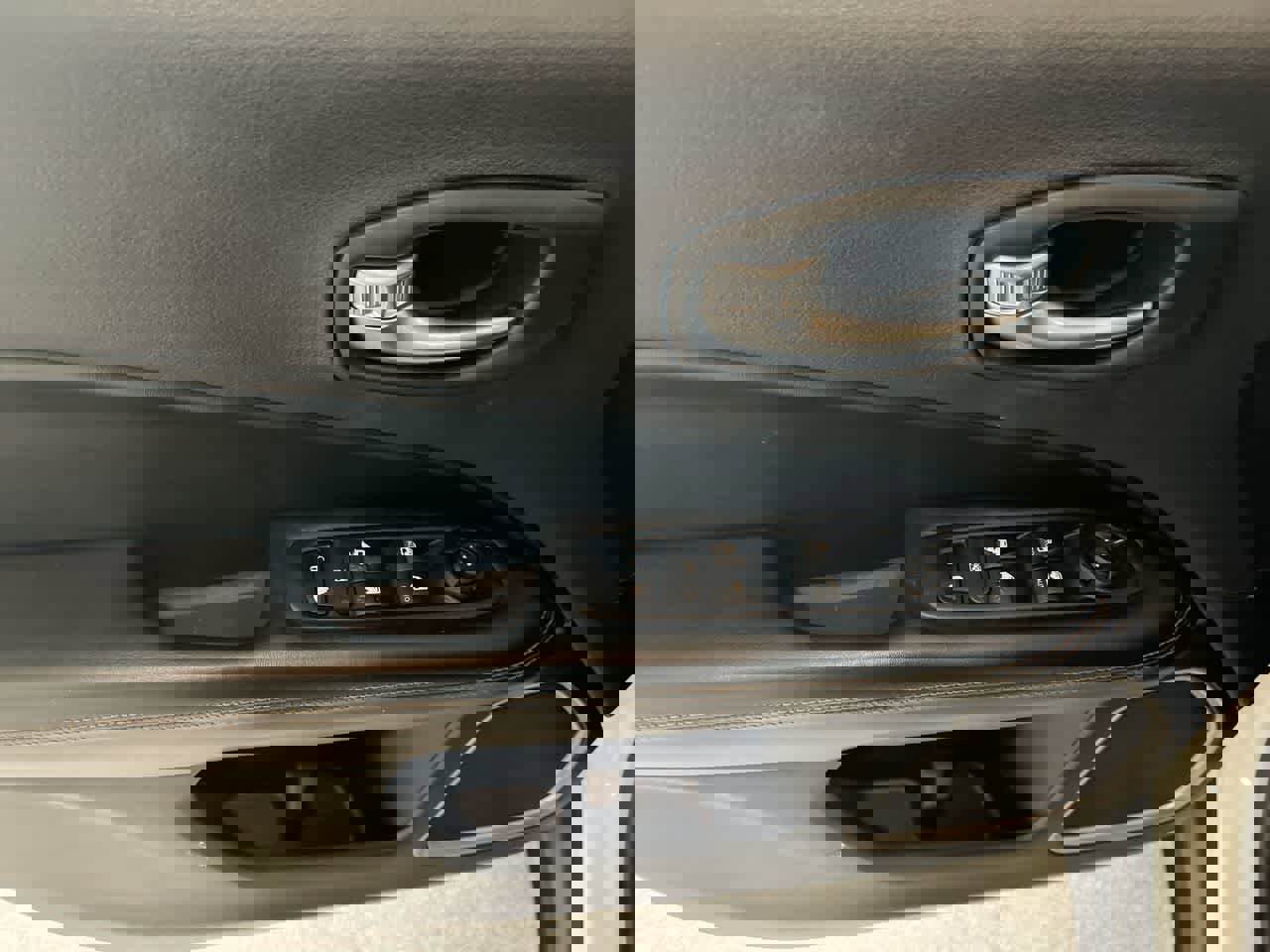 Used 2018 Jeep Compass Limited image 13