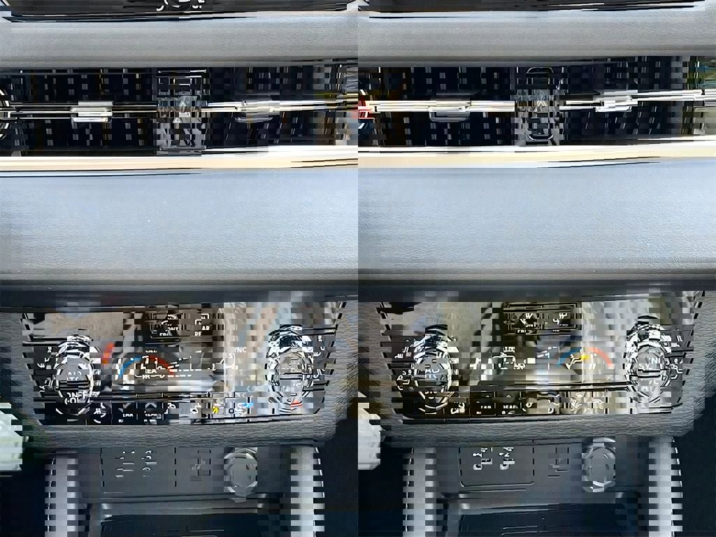 New 2026 Mitsubishi Outlander SEL image 17