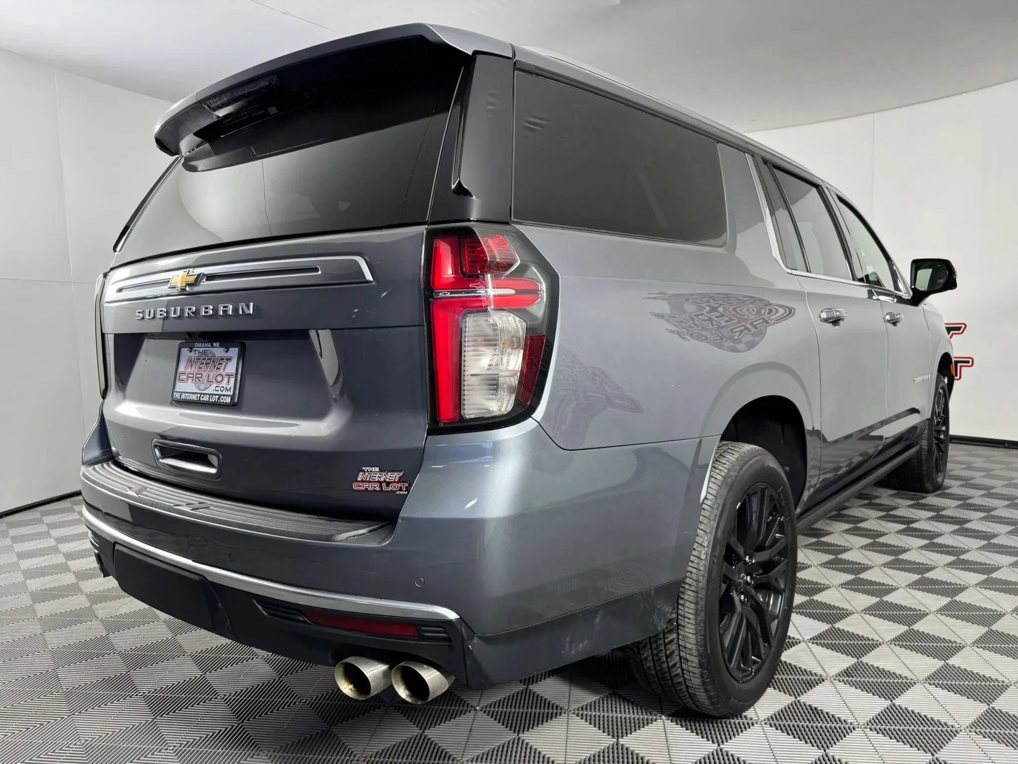 Used 2021 Chevrolet Suburban High Country w/ Premium Package AWD/4WD image 32