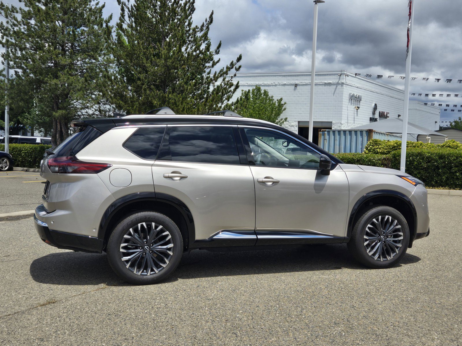 Certified 2026 Nissan Rogue Platinum w/ Platinum Premium Package AWD/4WD image 3
