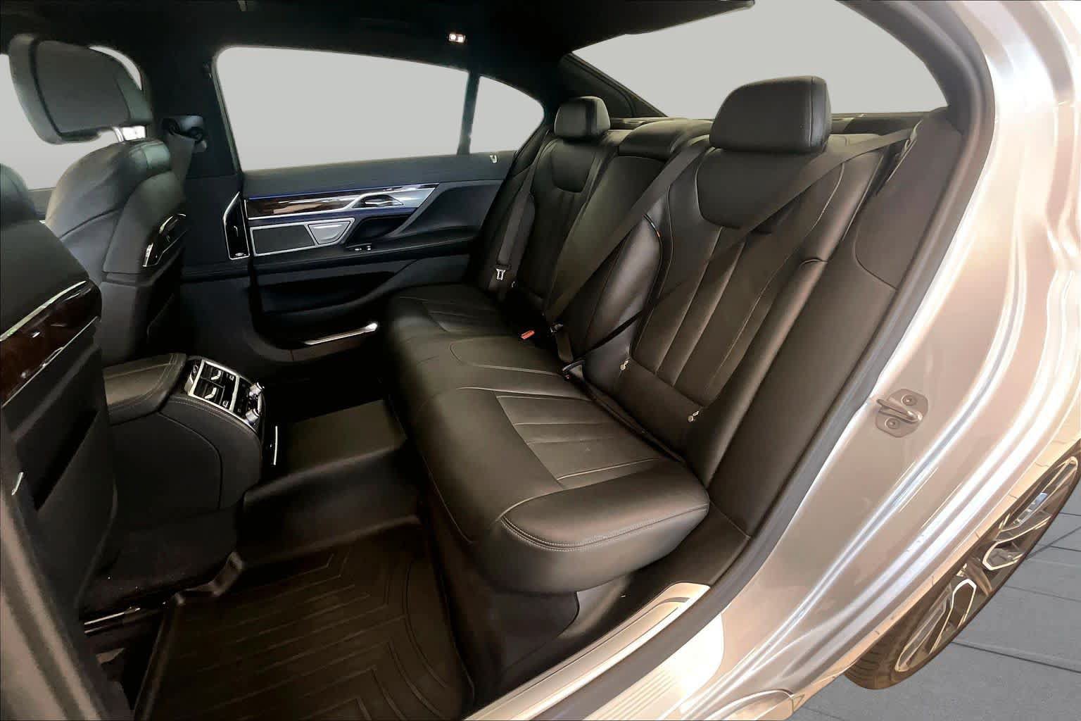 Used 2020 BMW 750i xDrive w/ M Sport Package AWD/4WD image 17