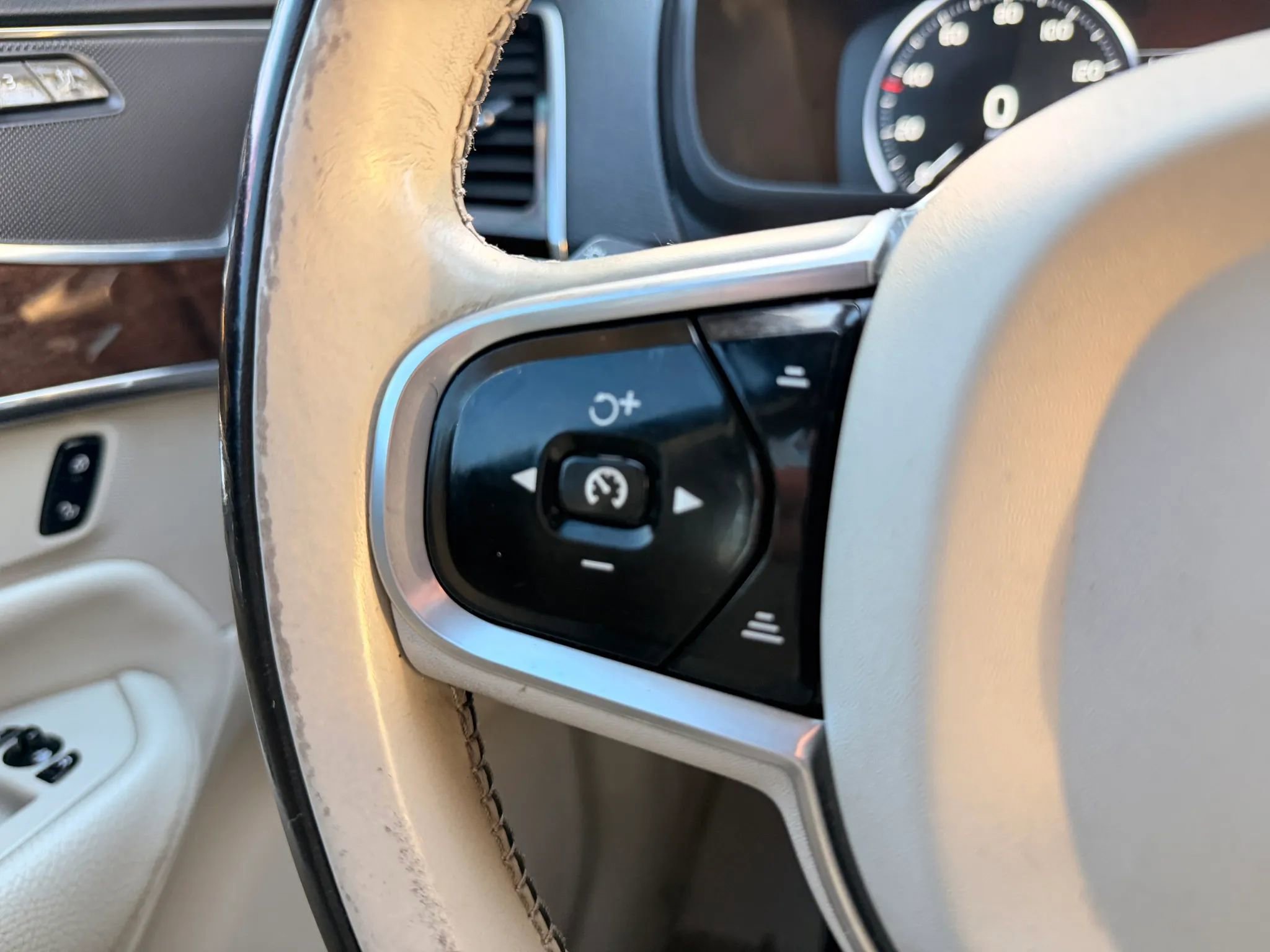 Used 2016 Volvo XC90 T6 Momentum w/ Momentum Plus Package AWD/4WD image 33