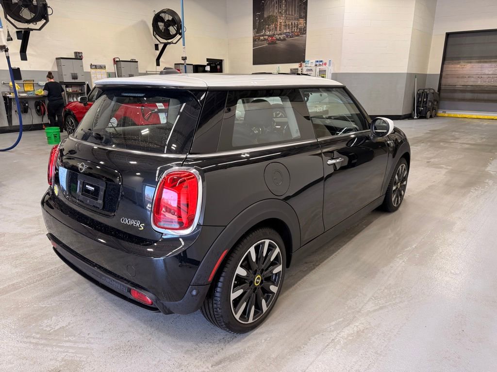 Certified 2024 MINI Cooper SE image 5
