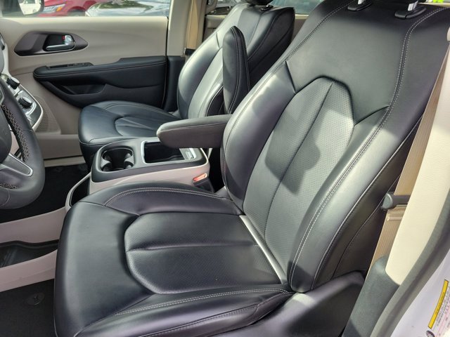Used 2023 Chrysler Pacifica Touring-L image 19