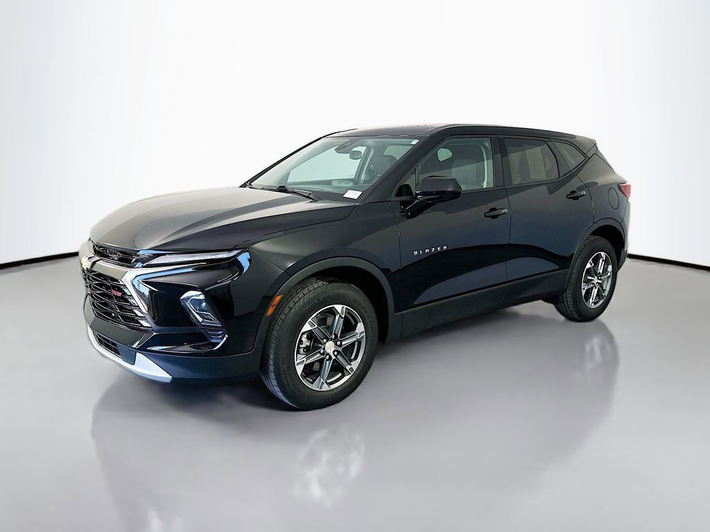 Used 2025 Chevrolet Blazer LT FWD image 3