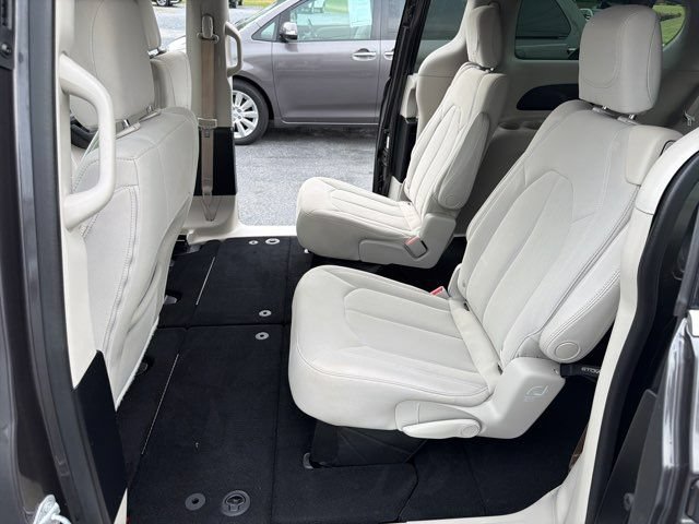 Used 2017 Chrysler Pacifica LX FWD image 17