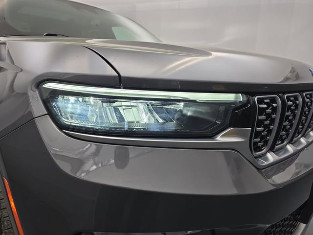 Used 2022 Jeep Grand Cherokee Summit w/ Advanced Protech Group IV AWD/4WD image 13