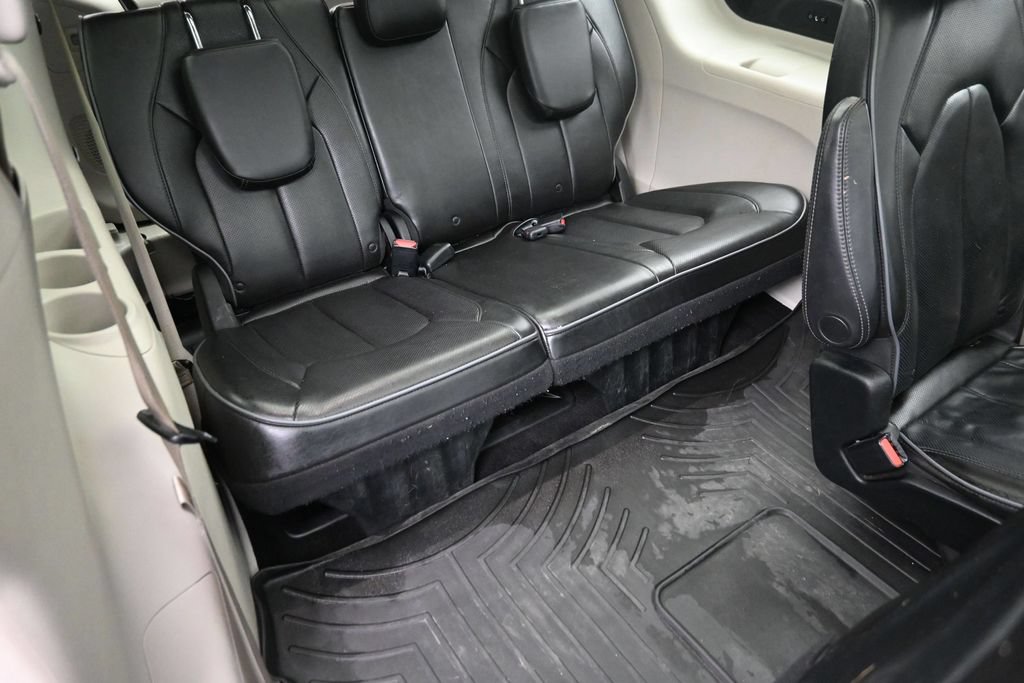 Used 2018 Chrysler Pacifica Limited FWD image 11