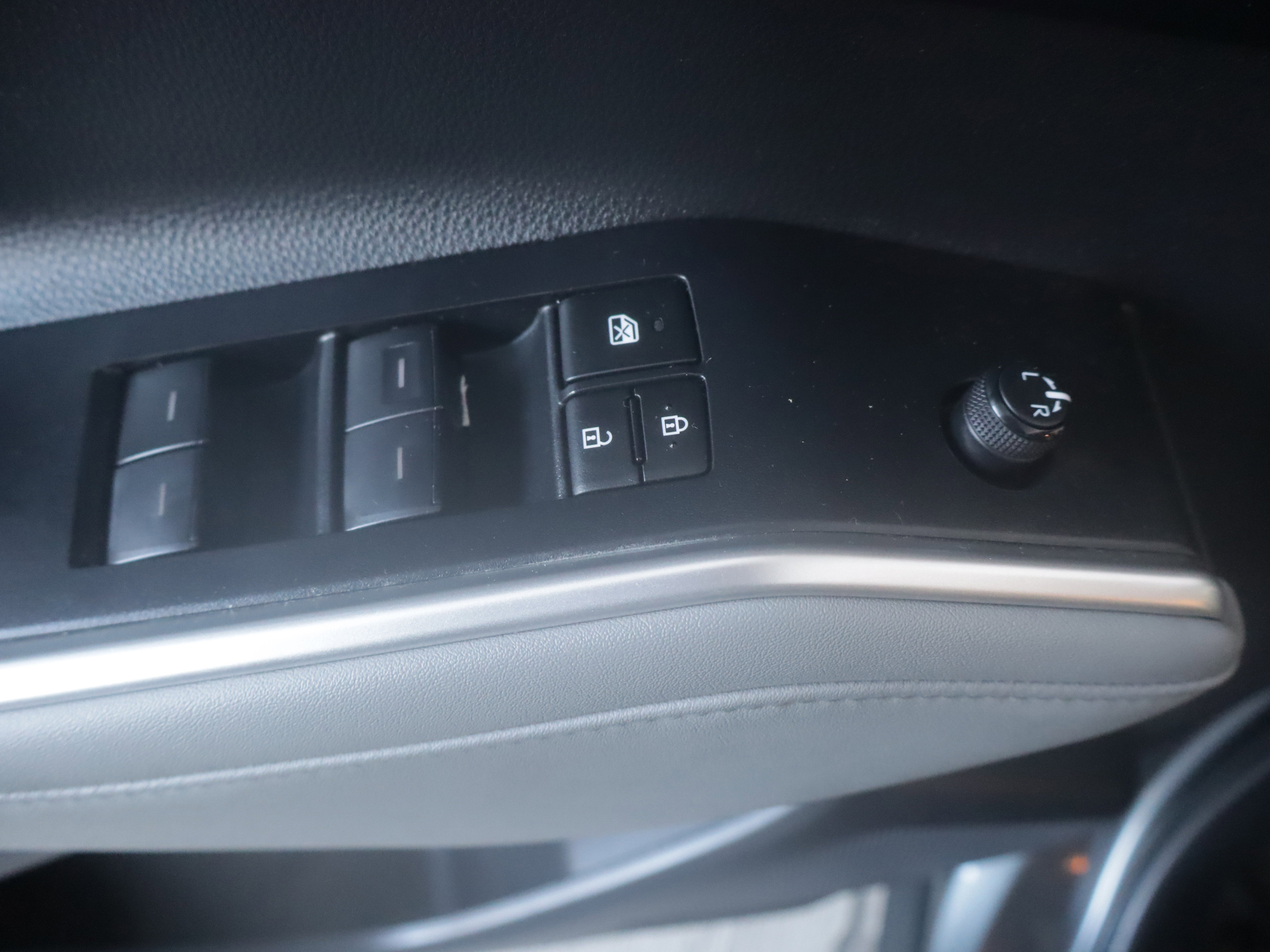 Used 2023 Toyota Highlander XLE image 3