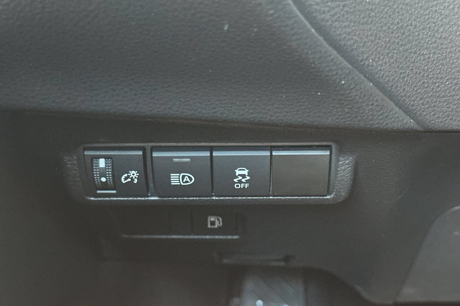 Used 2025 Toyota Corolla Cross AWD Hybrid image 31