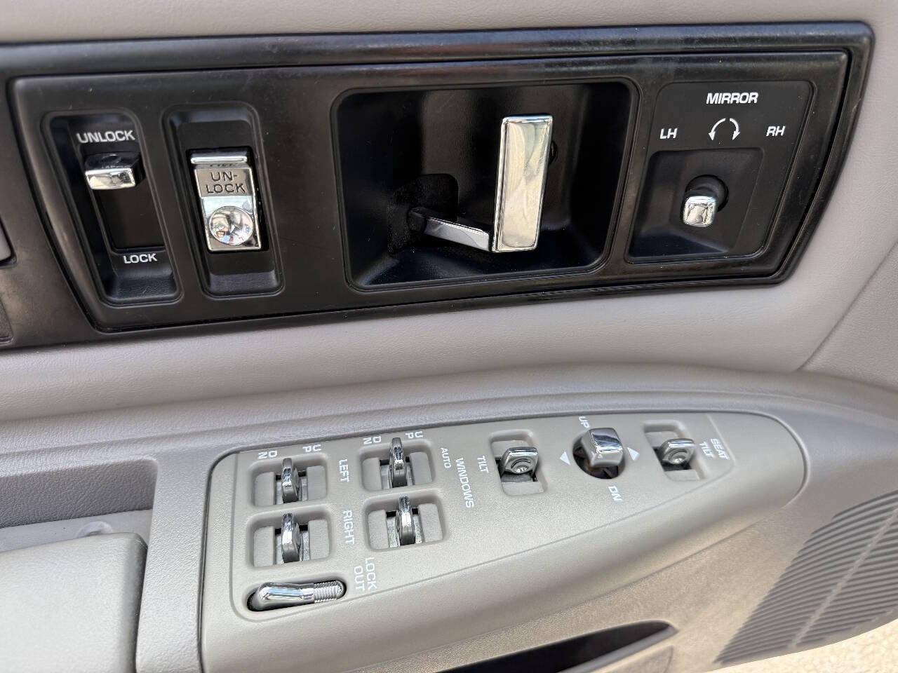Used 1996 Chevrolet Impala SS RWD image 25