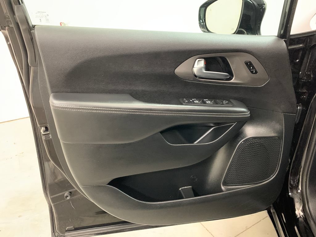 Used 2025 Chrysler Pacifica Select FWD image 18