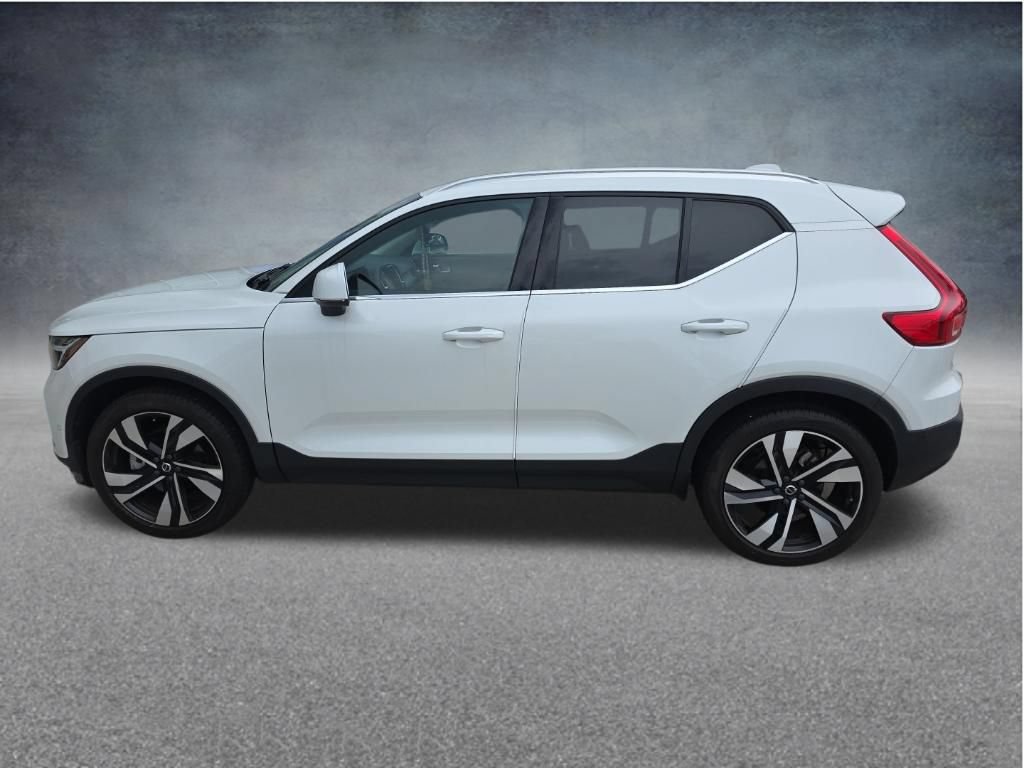 Used 2023 Volvo XC40 B5 Plus w/ Driver Assist Package AWD/4WD image 5