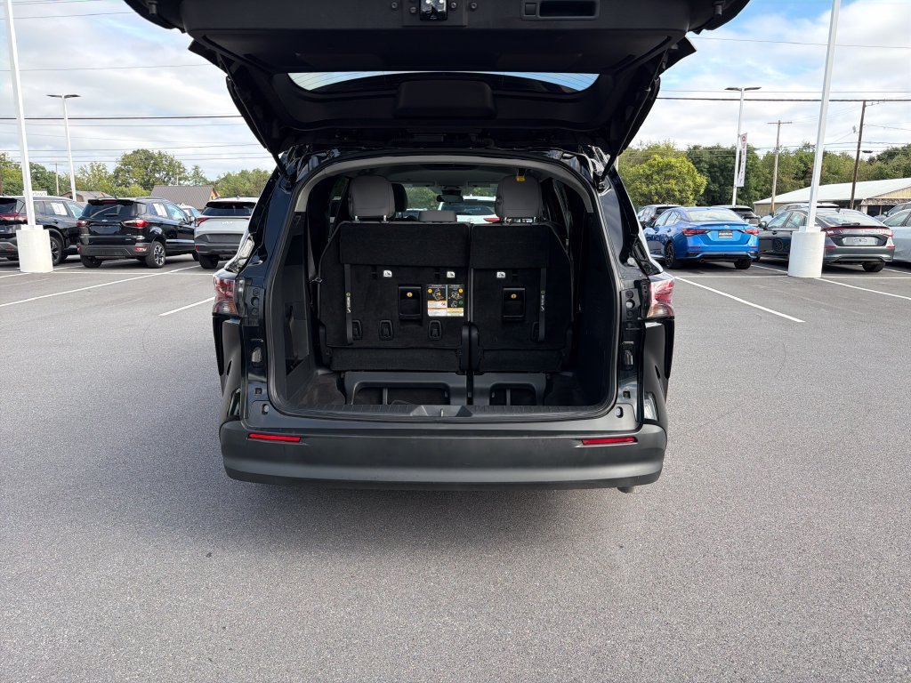 Used 2025 Toyota Sienna LE FWD image 12