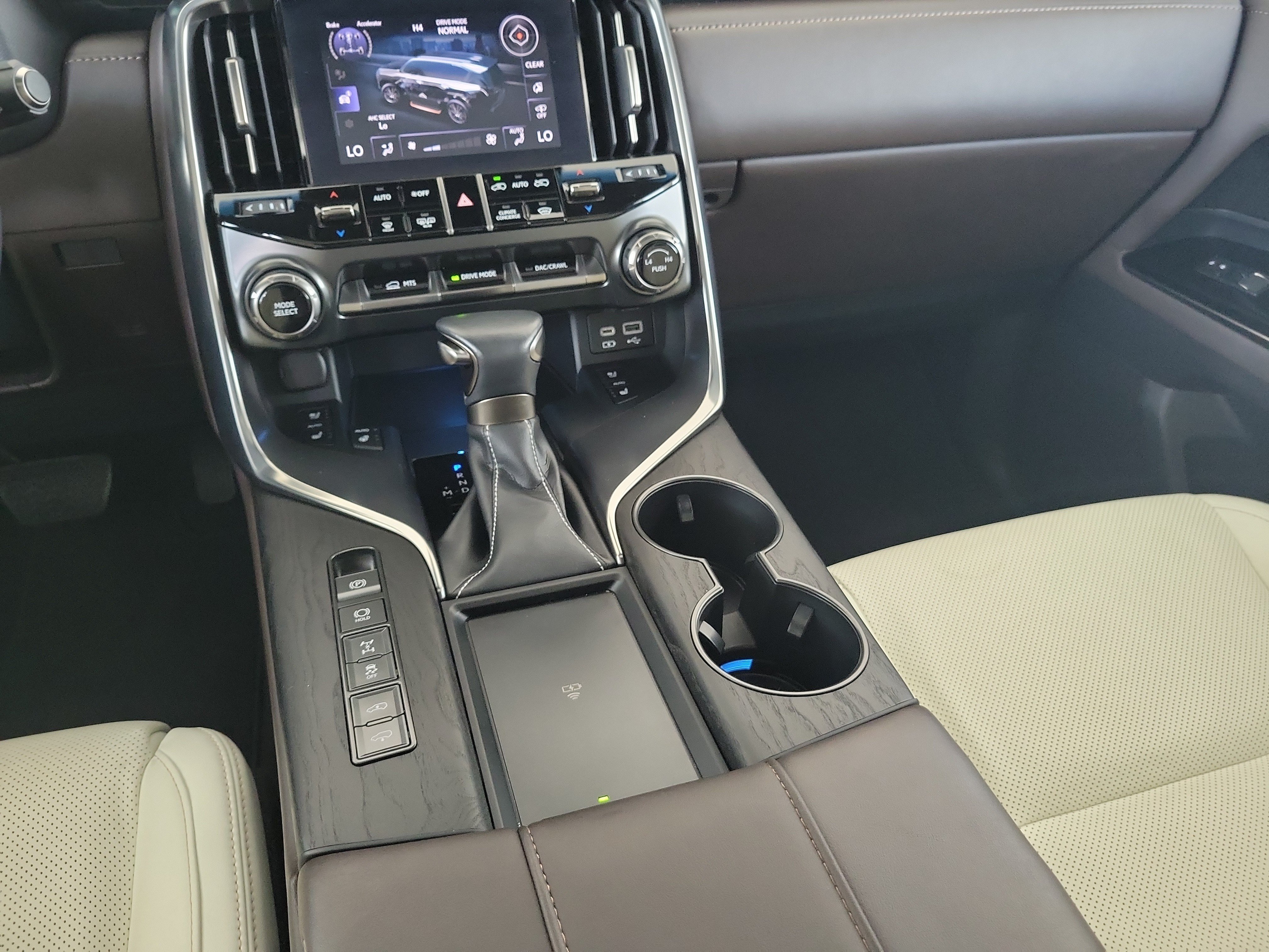 Used 2022 Lexus LX 600 4WD w/ Accessory Package (Z1) image 23