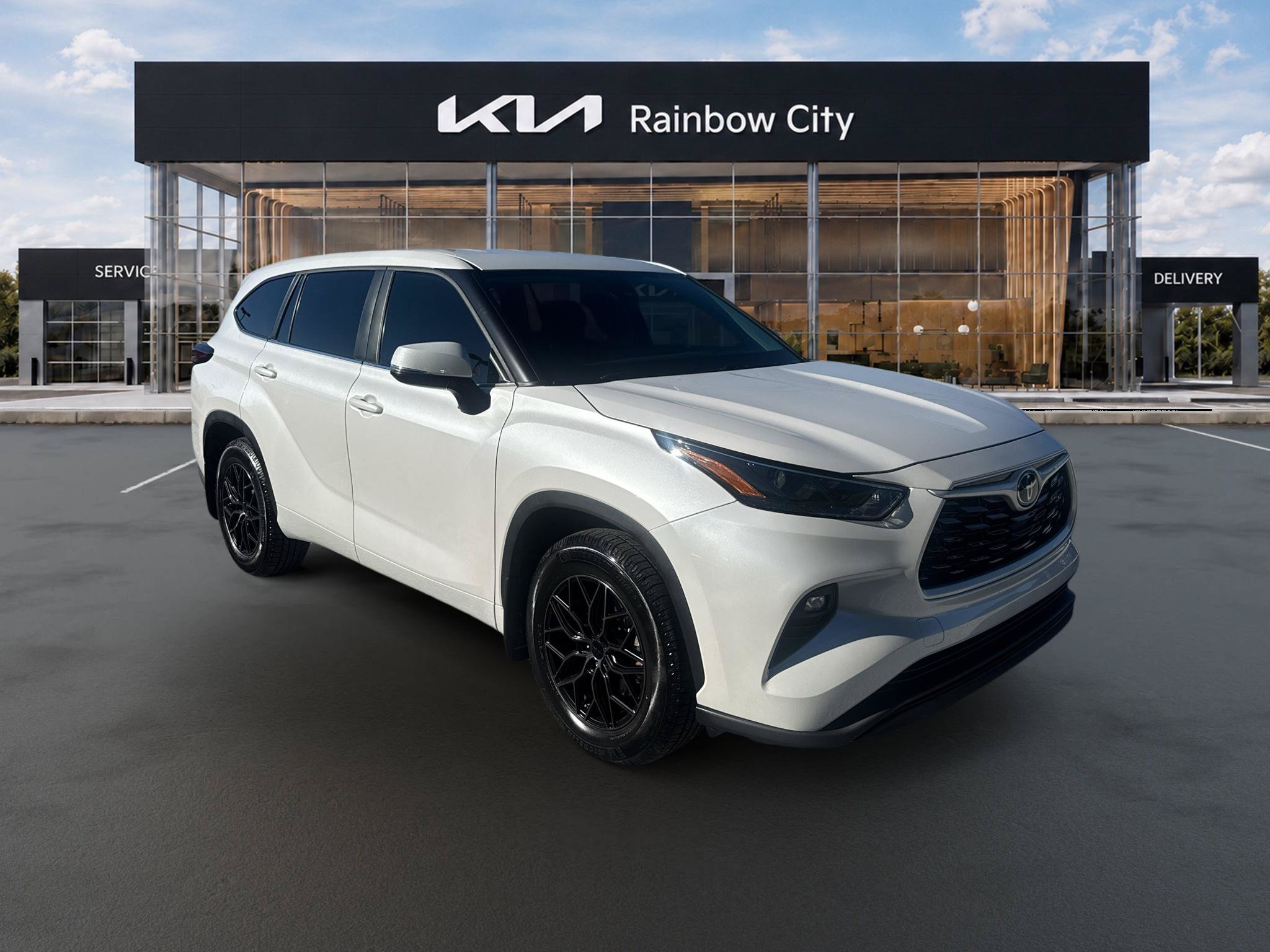 Used 2024 Toyota Highlander LE FWD image 4