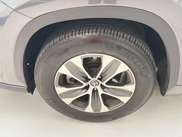 Certified 2025 Toyota Highlander XLE FWD image 24