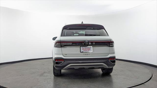 Used 2025 Volkswagen Taos SE w/ Panoramic Sunroof Package FWD image 7