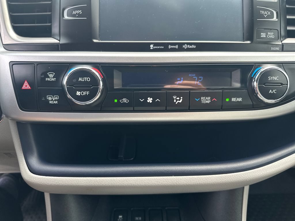 Used 2019 Toyota Highlander XLE FWD image 18