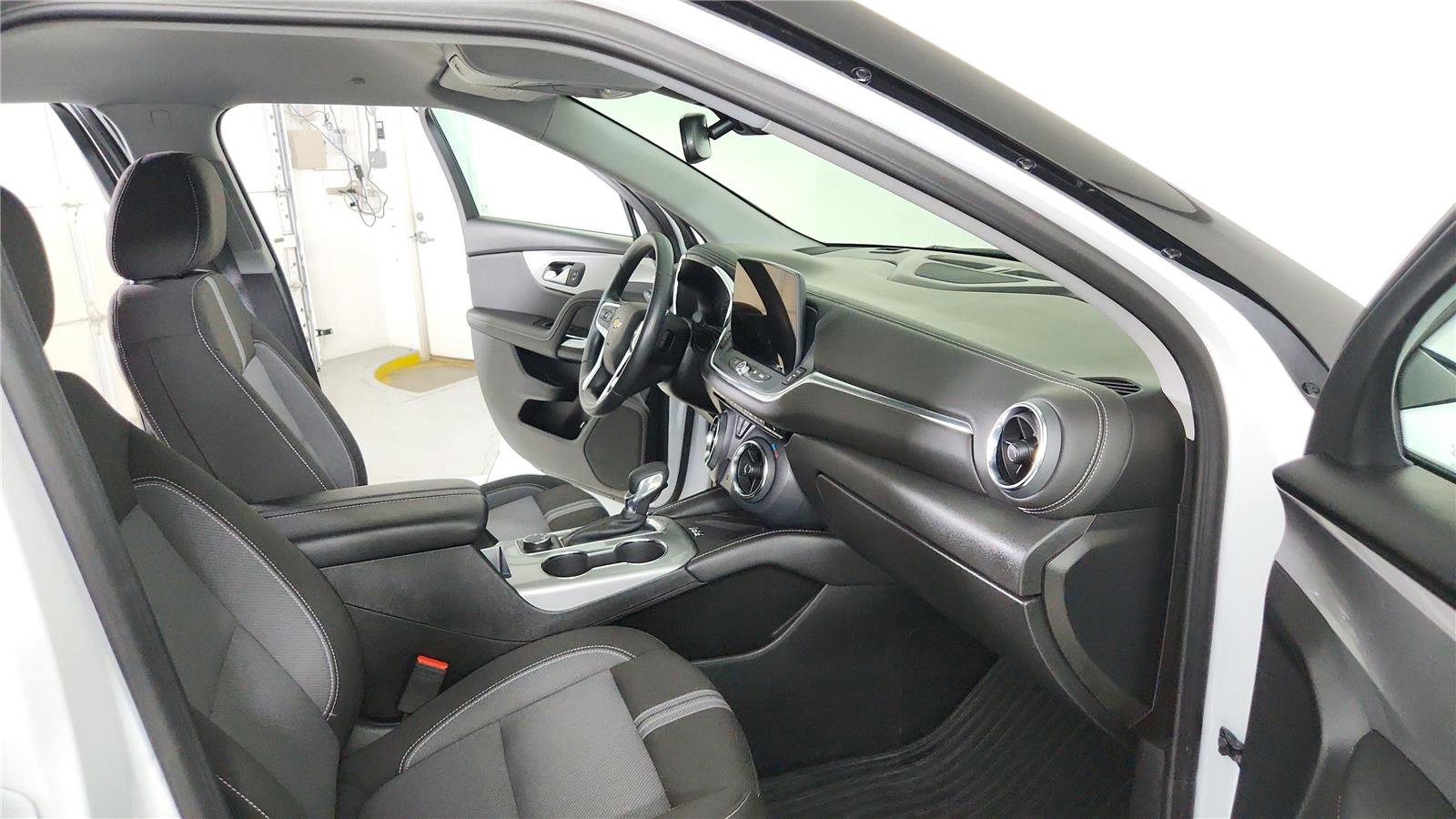 Used 2025 Chevrolet Blazer LT w/ Convenience Package AWD/4WD image 19