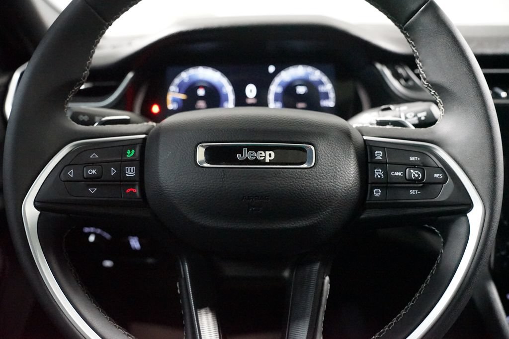 Used 2025 Jeep Grand Cherokee L Laredo RWD image 12