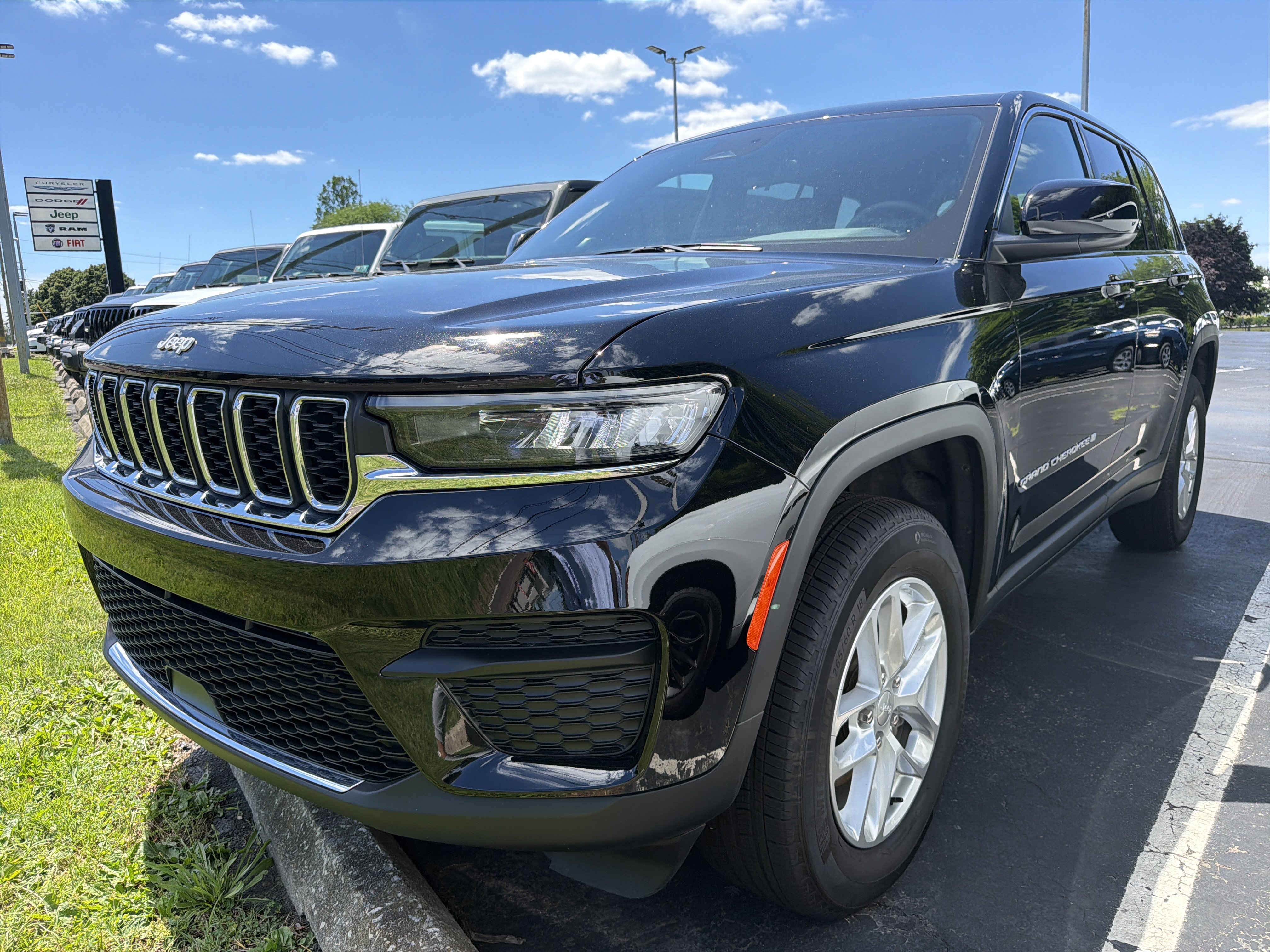 Certified 2025 Jeep Grand Cherokee Laredo X w/ Luxury Tech Group I AWD/4WD image 3