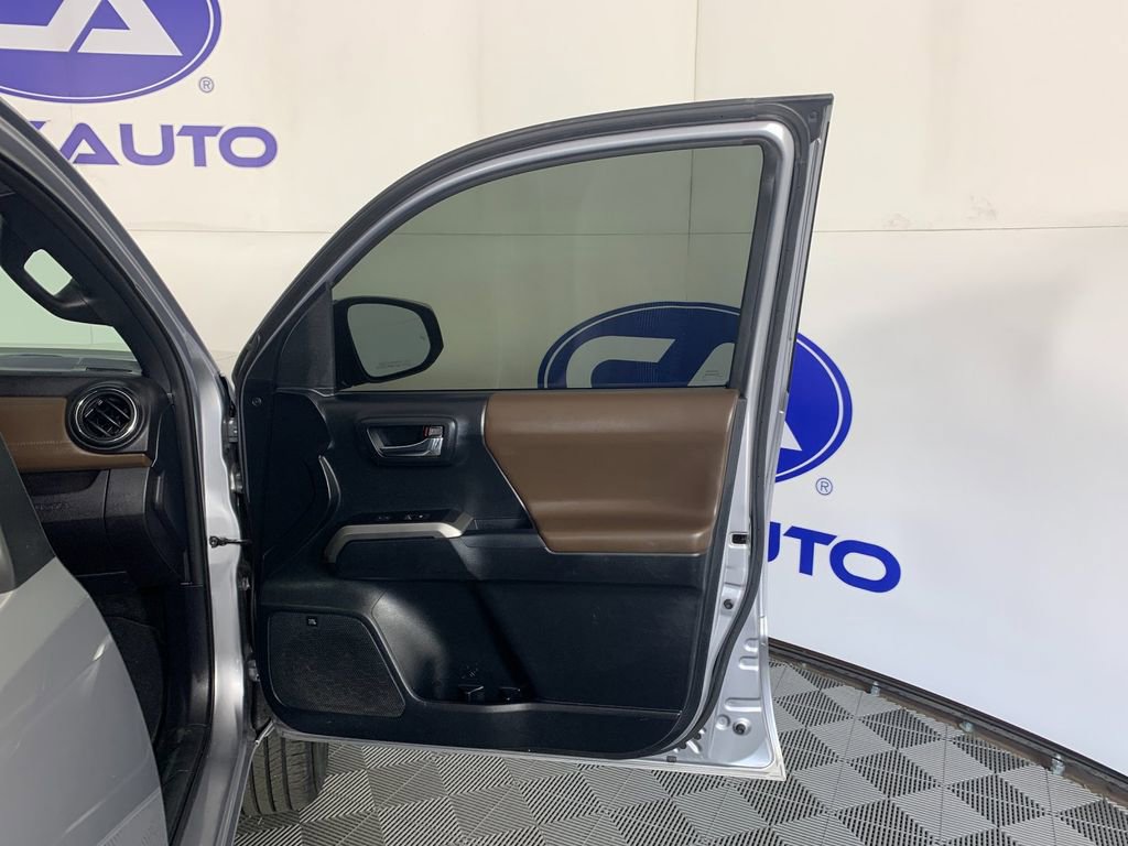 Used 2016 Toyota Tacoma Limited w/ Towing Package image 37