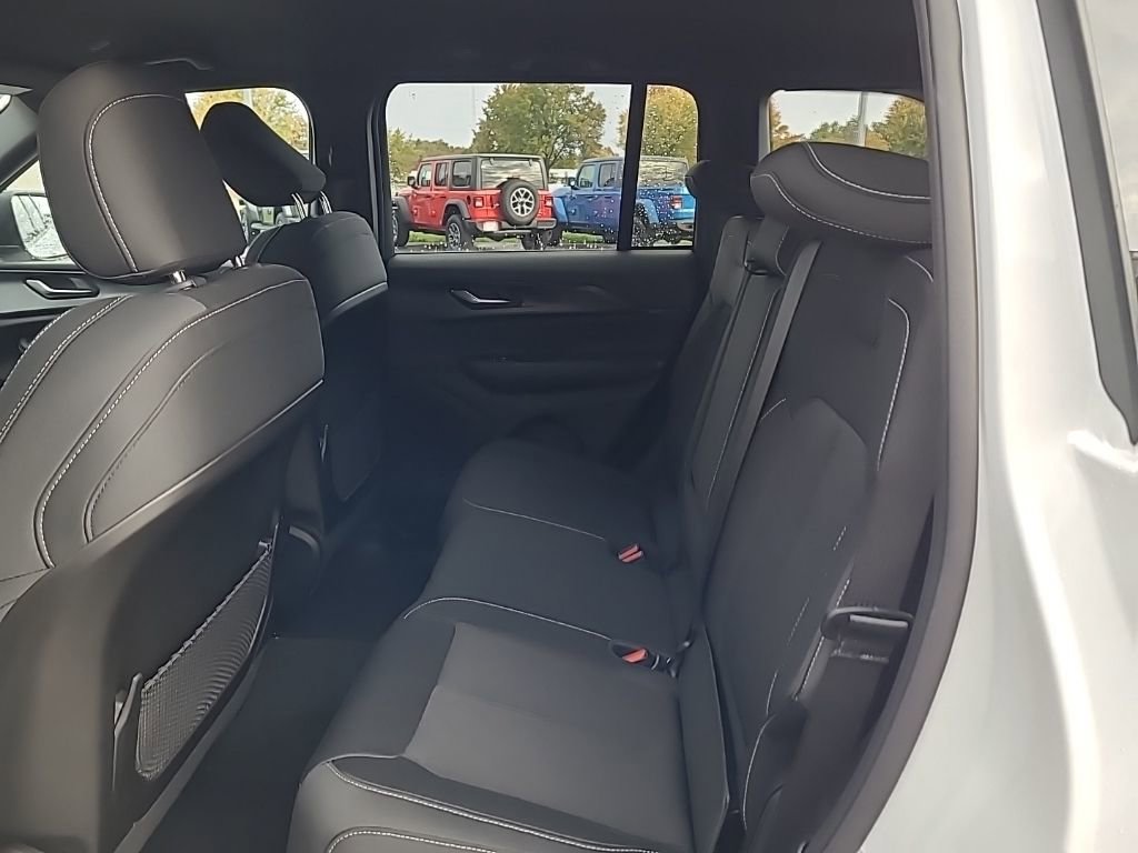 New 2025 Jeep Grand Cherokee Laredo w/ Luxury Tech Group I image 15