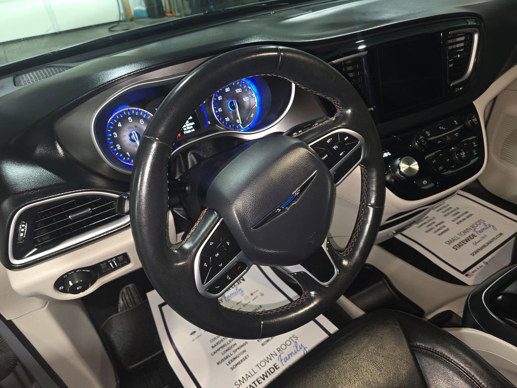 Used 2020 Chrysler Pacifica Touring-L FWD image 18
