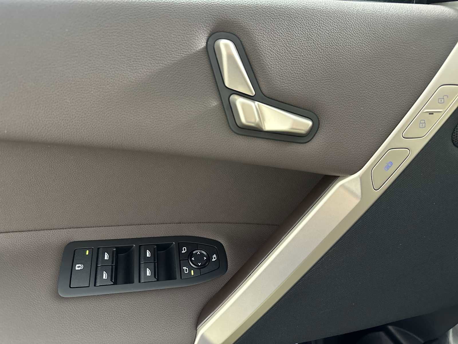 New 2026 BMW iX xDrive60 image 13