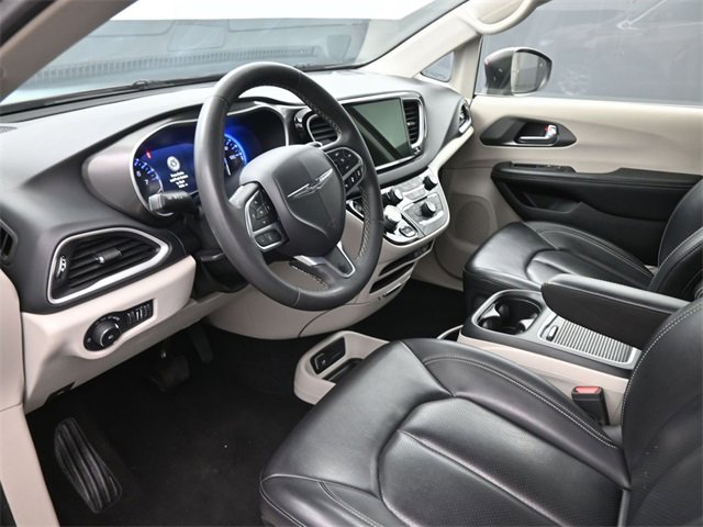Used 2023 Chrysler Pacifica Touring-L image 19