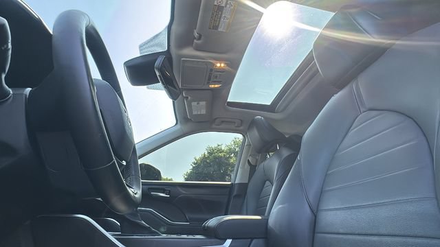 Used 2021 Toyota Highlander XLE AWD/4WD image 28