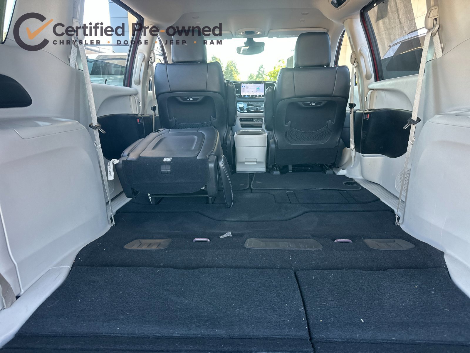 Used 2023 Chrysler Pacifica Touring-L FWD image 16