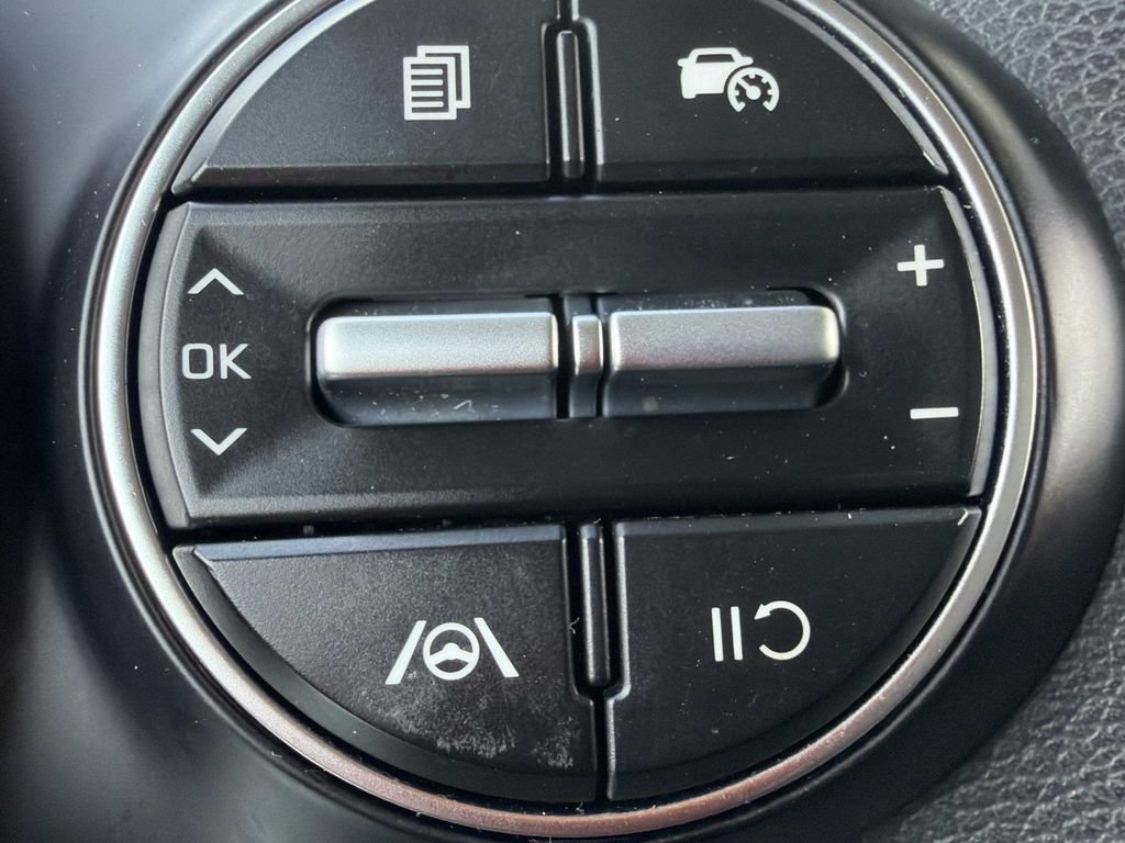 Used 2025 Kia Soul LX w/ LX Technology Package FWD image 17