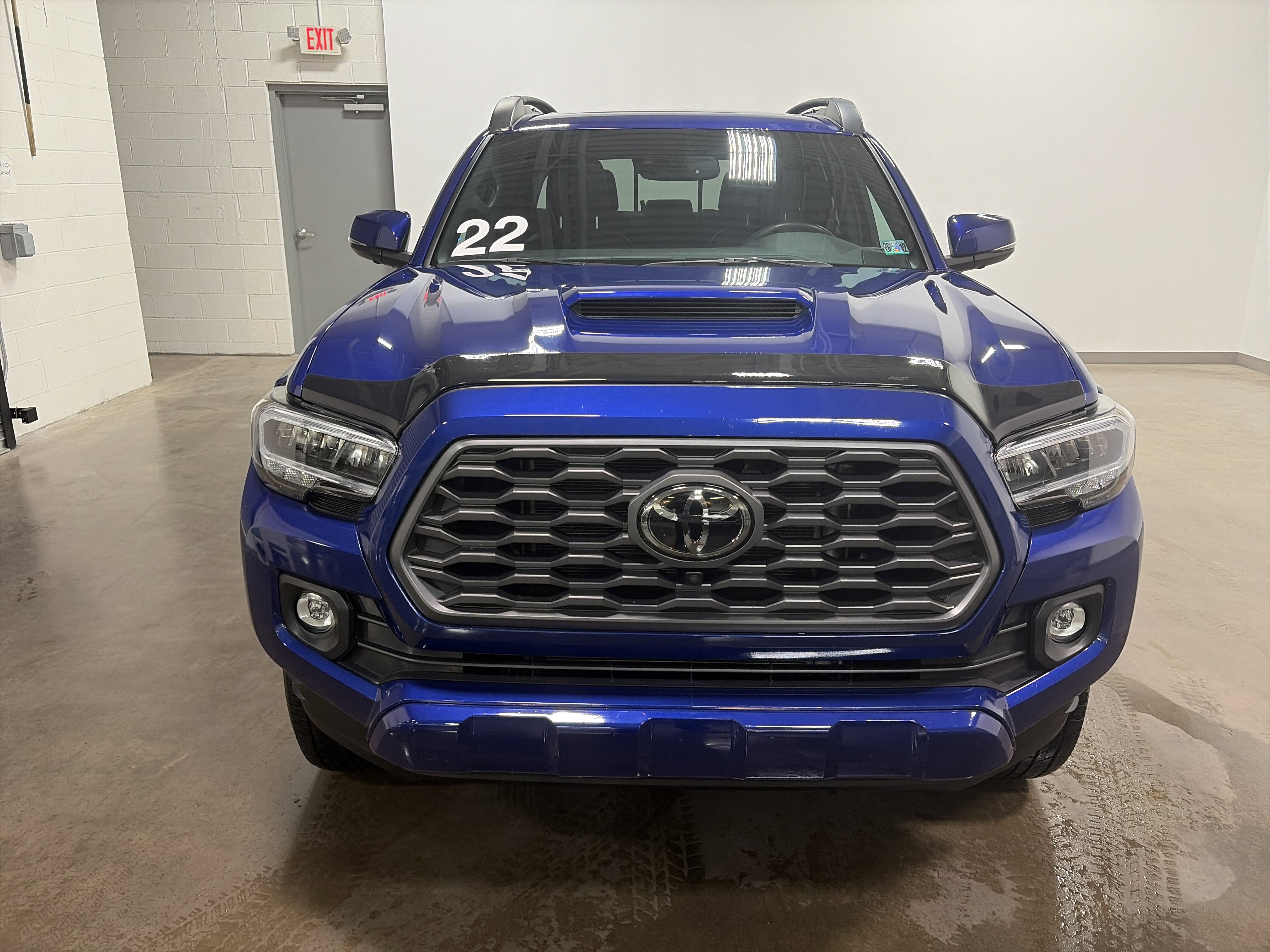 Used 2022 Toyota Tacoma TRD Sport w/ TRD Premium Sport Package AWD/4WD image 8