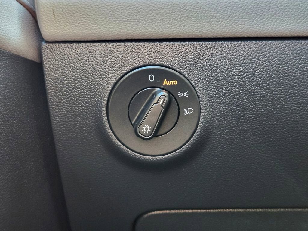 Used 2022 Volkswagen Taos SEL image 21