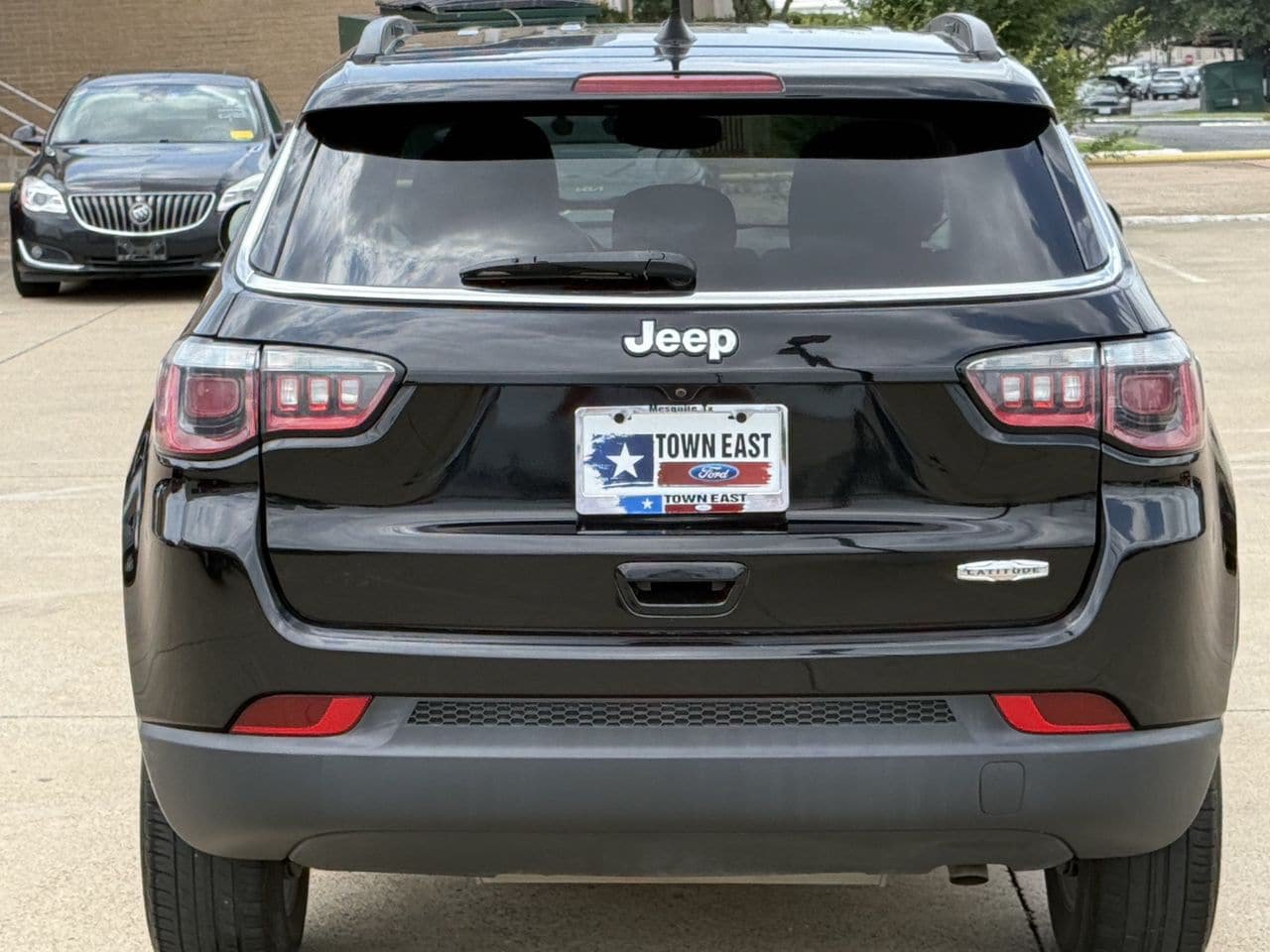 Used 2018 Jeep Compass Latitude w/ Popular Equipment Group FWD image 6