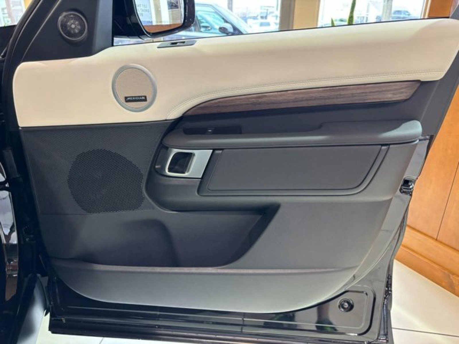 Certified 2024 Land Rover Discovery S image 19