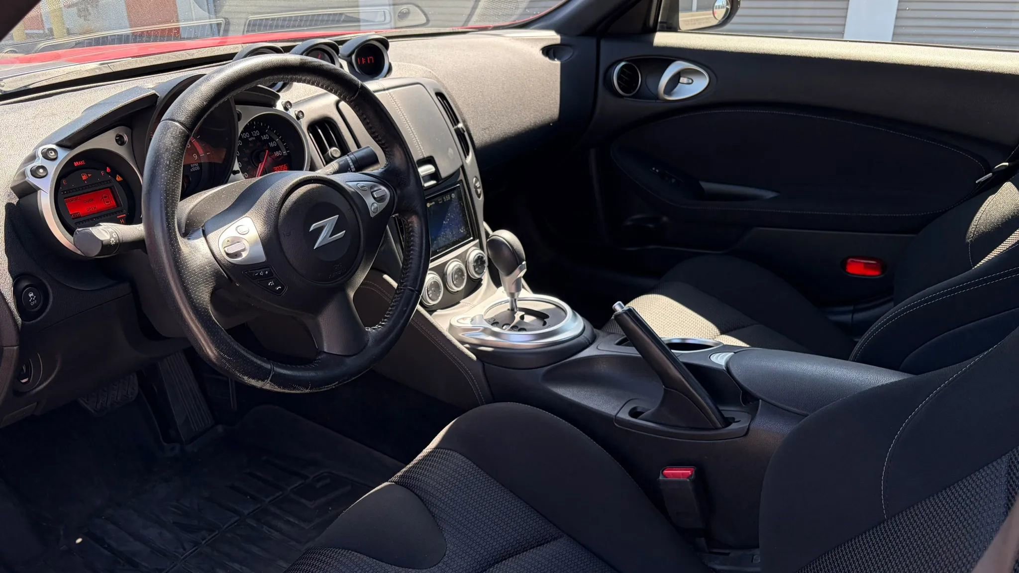 Used 2016 Nissan 370Z Coupe RWD image 10