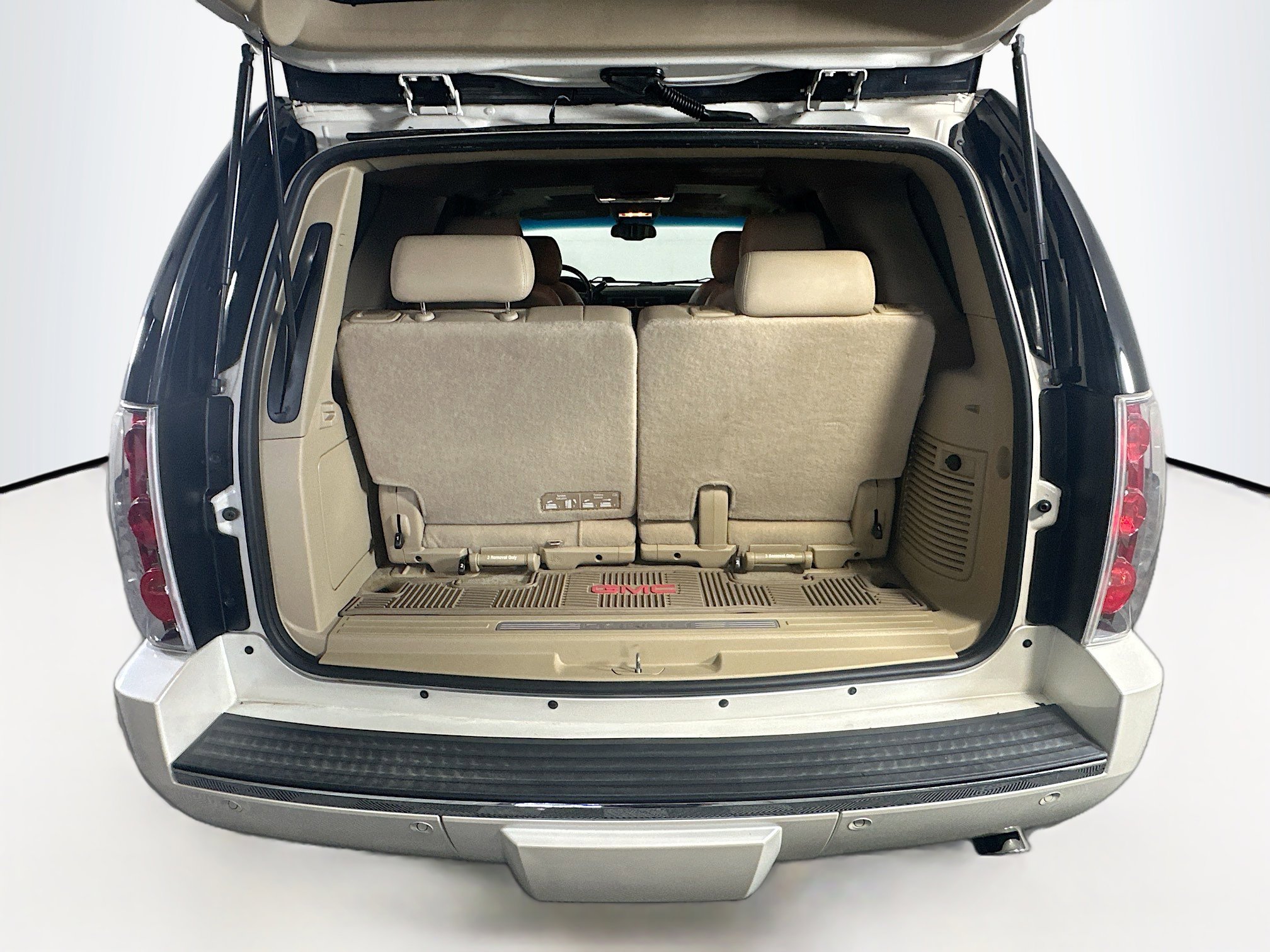 Used 2013 GMC Yukon Denali RWD image 32