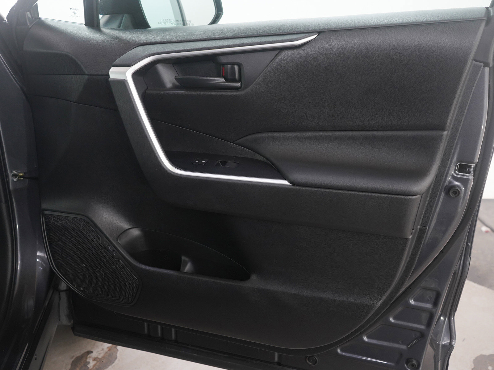 Used 2022 Toyota RAV4 LE image 9