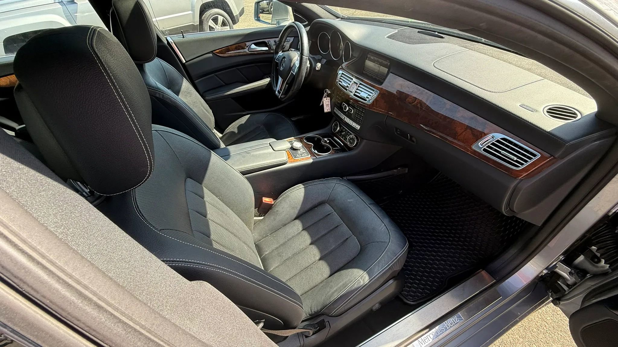 Used 2014 Mercedes-Benz CLS 550 4MATIC w/ Premium 1 Package image 36