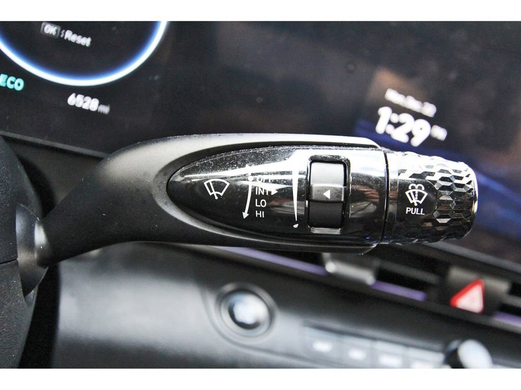 Certified 2025 Hyundai Elantra SEL image 18