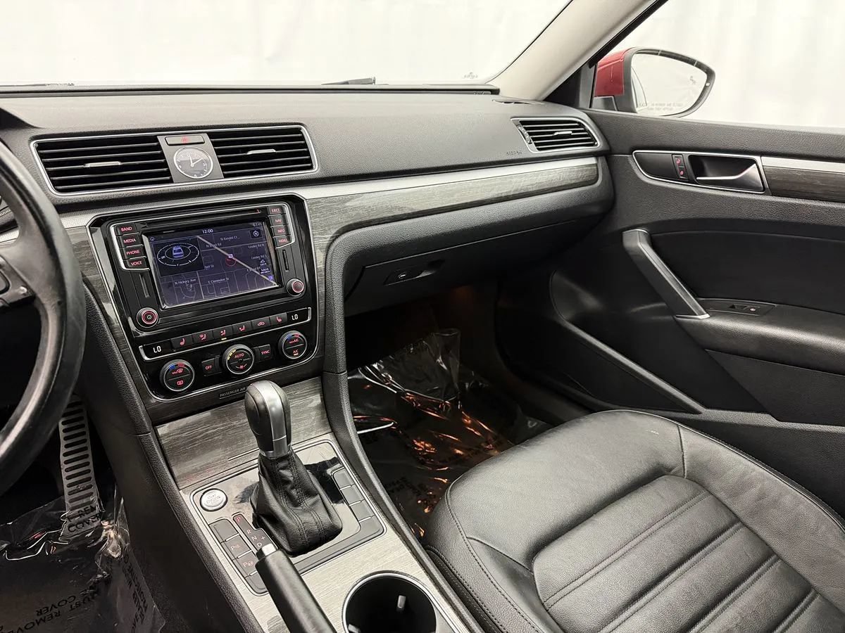 Used 2016 Volkswagen Passat 1.8T SEL Premium FWD image 15
